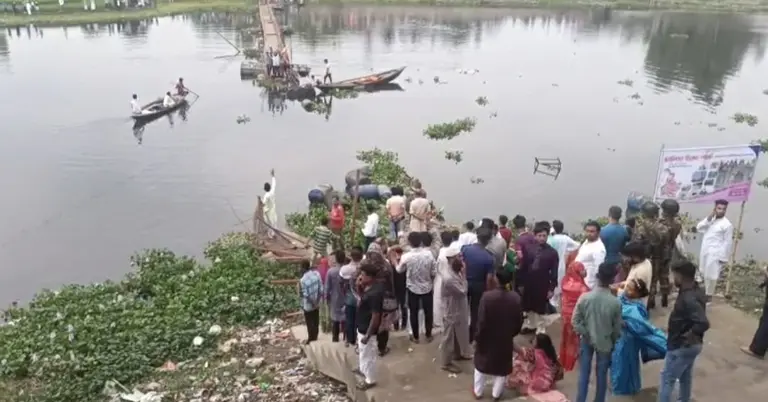 দুর্ঘটনার পর ফায়ার সার্ভিসের উদ্ধার অভিযান চলছে